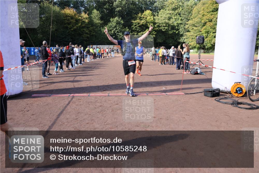 27.09.2026 - 35. Volkslauf durch das schöne Alstertal Strokosch-Dieckow http://msf.ph/oto/10585248 27.09.2026 11:49:29 Ziel 1009, 1475, 1487, 1493, 2363, 3248 meine-sportfotos.de