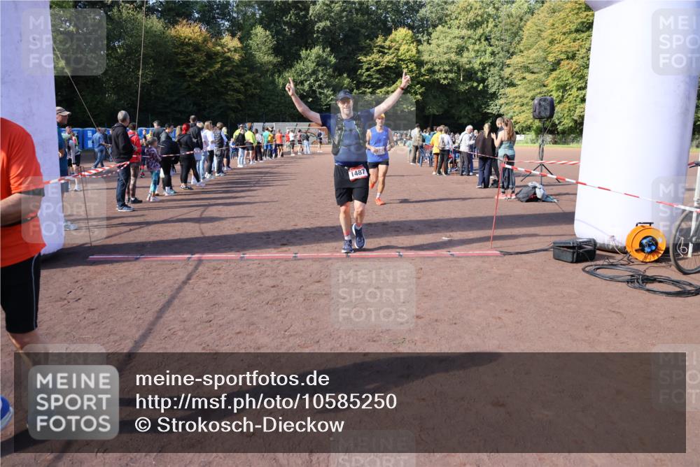 27.09.2026 - 35. Volkslauf durch das schöne Alstertal Strokosch-Dieckow http://msf.ph/oto/10585250 27.09.2026 11:49:29 Ziel 1009, 1475, 1487, 1493, 2363, 3248 meine-sportfotos.de