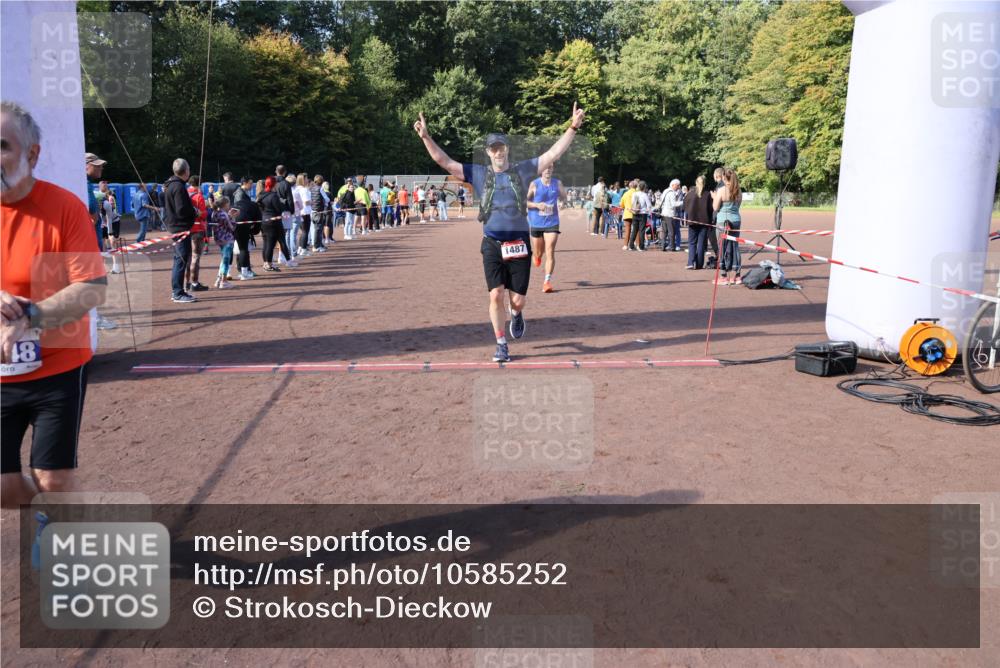 27.09.2026 - 35. Volkslauf durch das schöne Alstertal Strokosch-Dieckow http://msf.ph/oto/10585252 27.09.2026 11:49:29 Ziel 1009, 1475, 1487, 1493, 2363, 3248 meine-sportfotos.de