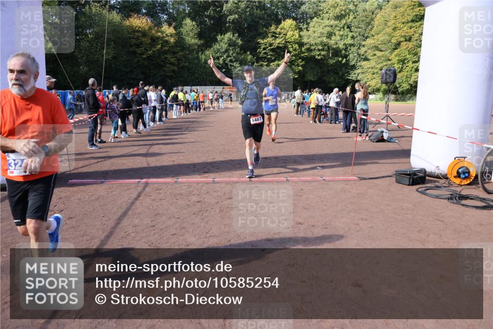 27.09.2026 - 35. Volkslauf durch das schöne Alstertal Strokosch-Dieckow http://msf.ph/oto/10585254 27.09.2026 11:49:29 Ziel 1009, 1475, 1487, 1493, 2363, 3248 meine-sportfotos.de