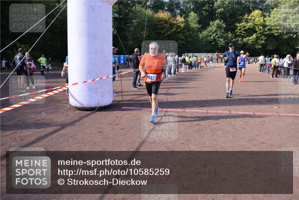 27.09.2026 - 35. Volkslauf durch das schöne Alstertal Strokosch-Dieckow http://msf.ph/oto/10585259 27.09.2026 11:49:28 Ziel 1009, 1475, 1487, 1493, 2363, 3248 meine-sportfotos.de