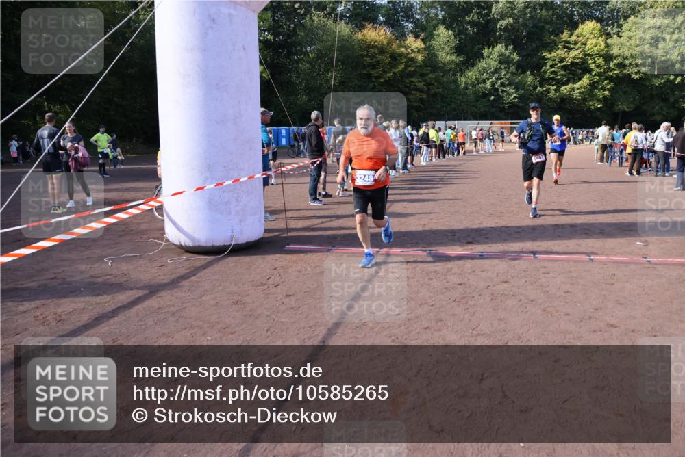 27.09.2026 - 35. Volkslauf durch das schöne Alstertal Strokosch-Dieckow http://msf.ph/oto/10585265 27.09.2026 11:49:28 Ziel 1009, 1475, 1487, 1493, 2363, 3248 meine-sportfotos.de