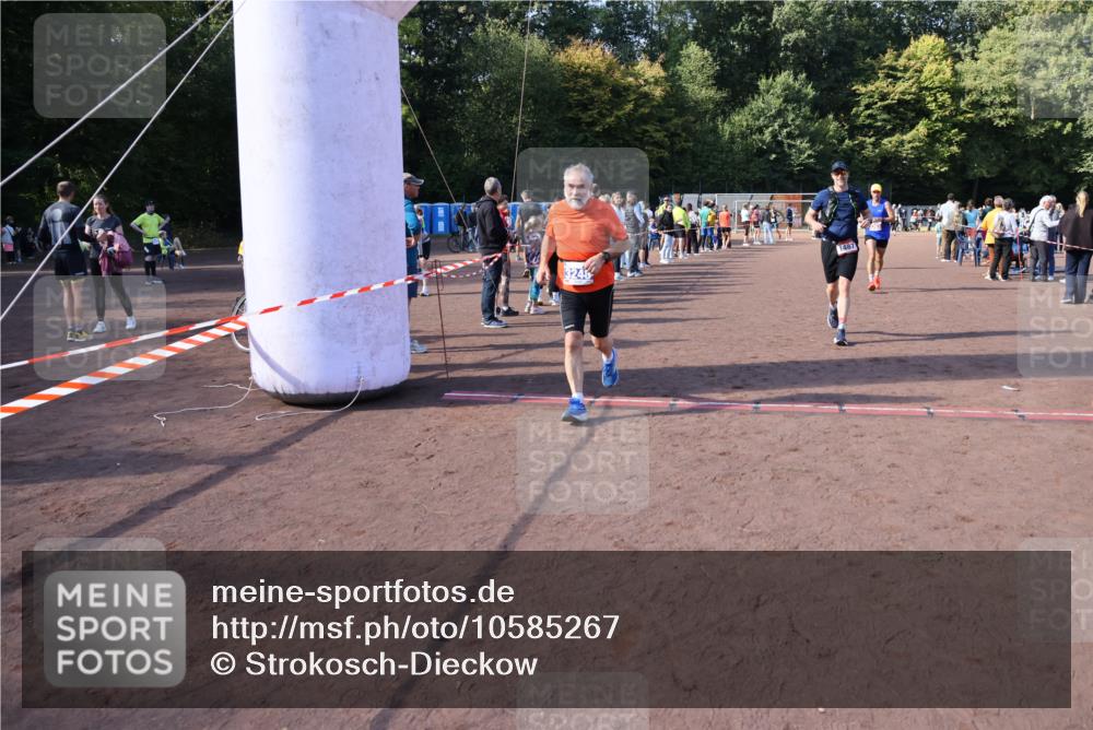 27.09.2026 - 35. Volkslauf durch das schöne Alstertal Strokosch-Dieckow http://msf.ph/oto/10585267 27.09.2026 11:49:28 Ziel 1009, 1475, 1487, 1493, 2363, 3248 meine-sportfotos.de