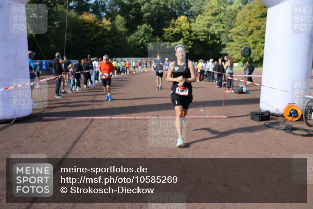 27.09.2026 - 35. Volkslauf durch das schöne Alstertal Strokosch-Dieckow http://msf.ph/oto/10585269 27.09.2026 11:49:27 Ziel 1009, 1475, 1487, 1493, 2363, 3248 meine-sportfotos.de