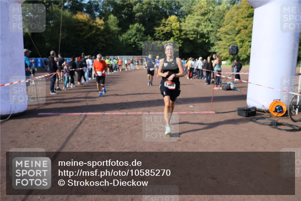27.09.2026 - 35. Volkslauf durch das schöne Alstertal Strokosch-Dieckow http://msf.ph/oto/10585270 27.09.2026 11:49:27 Ziel 1009, 1475, 1487, 1493, 2363, 3248 meine-sportfotos.de