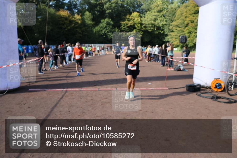 27.09.2026 - 35. Volkslauf durch das schöne Alstertal Strokosch-Dieckow http://msf.ph/oto/10585272 27.09.2026 11:49:27 Ziel 1009, 1475, 1487, 1493, 2363, 3248 meine-sportfotos.de