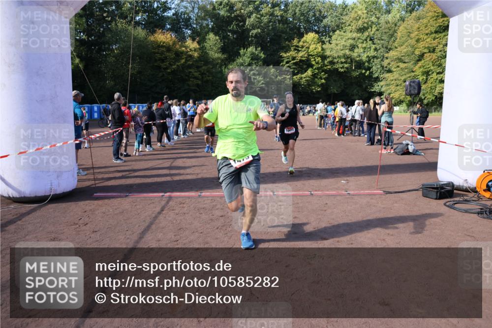 27.09.2026 - 35. Volkslauf durch das schöne Alstertal Strokosch-Dieckow http://msf.ph/oto/10585282 27.09.2026 11:49:26 Ziel 1009, 1475, 1487, 1493, 2363, 3248 meine-sportfotos.de