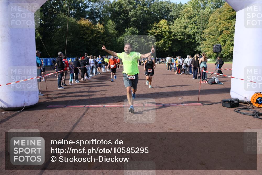 27.09.2026 - 35. Volkslauf durch das schöne Alstertal Strokosch-Dieckow http://msf.ph/oto/10585295 27.09.2026 11:49:25 Ziel 1009, 1475, 1487, 1493, 2363, 3248 meine-sportfotos.de