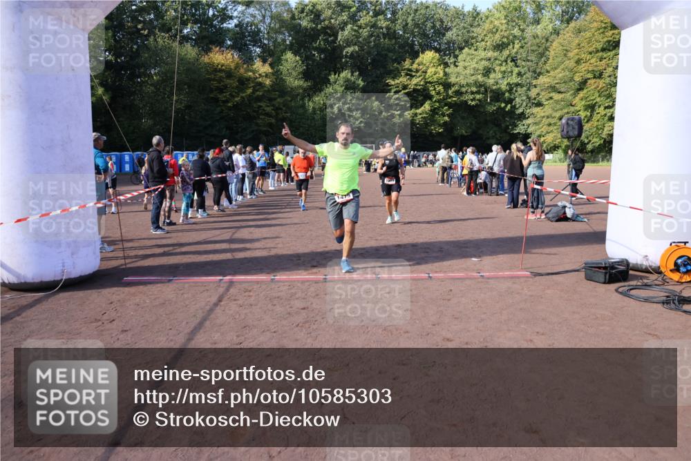 27.09.2026 - 35. Volkslauf durch das schöne Alstertal Strokosch-Dieckow http://msf.ph/oto/10585303 27.09.2026 11:49:25 Ziel 1009, 1475, 1487, 1493, 2363, 3248 meine-sportfotos.de