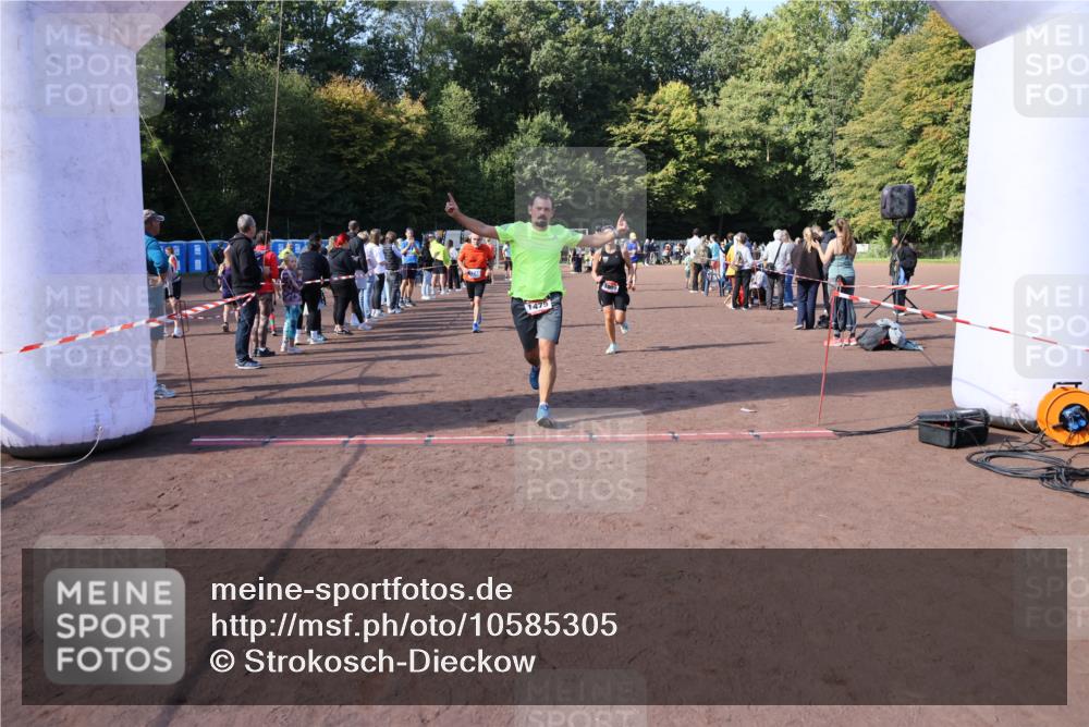 27.09.2026 - 35. Volkslauf durch das schöne Alstertal Strokosch-Dieckow http://msf.ph/oto/10585305 27.09.2026 11:49:25 Ziel 1009, 1475, 1487, 1493, 2363, 3248 meine-sportfotos.de