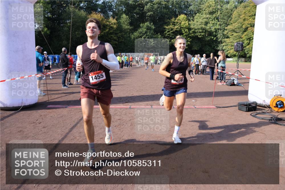 27.09.2026 - 35. Volkslauf durch das schöne Alstertal Strokosch-Dieckow http://msf.ph/oto/10585311 27.09.2026 11:49:21 Ziel 1009, 1018, 1455, 1475, 1487, 1503, 3248 meine-sportfotos.de