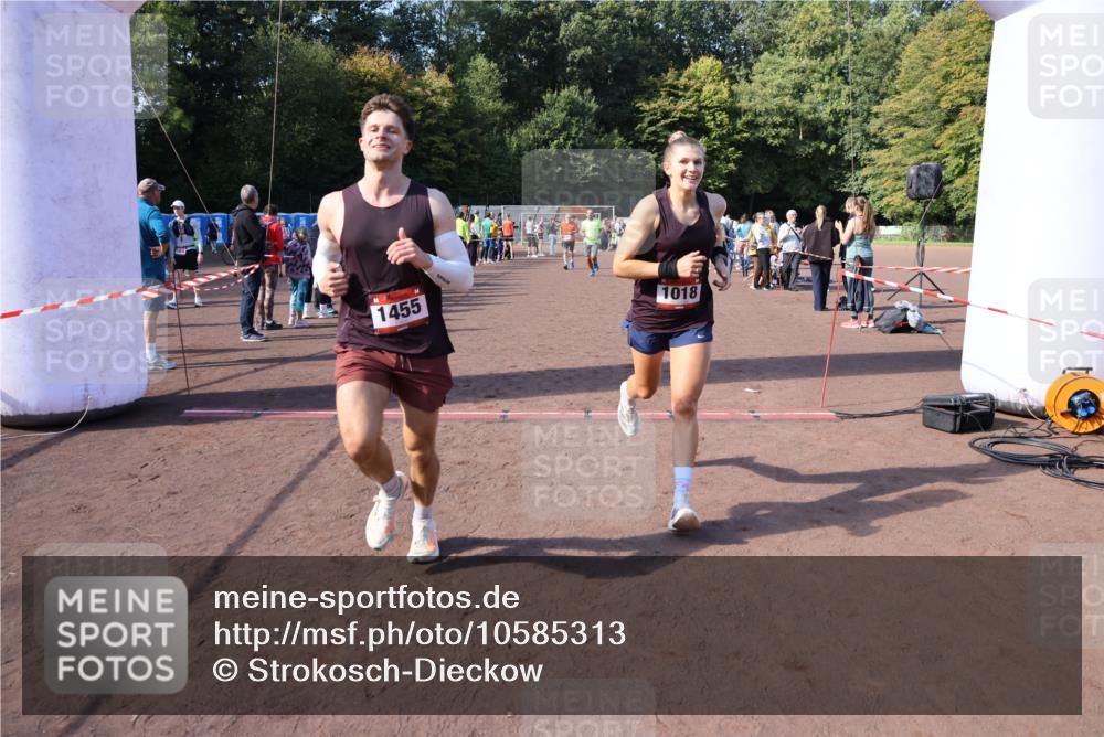 27.09.2026 - 35. Volkslauf durch das schöne Alstertal Strokosch-Dieckow http://msf.ph/oto/10585313 27.09.2026 11:49:21 Ziel 1009, 1018, 1455, 1475, 1487, 1503, 3248 meine-sportfotos.de