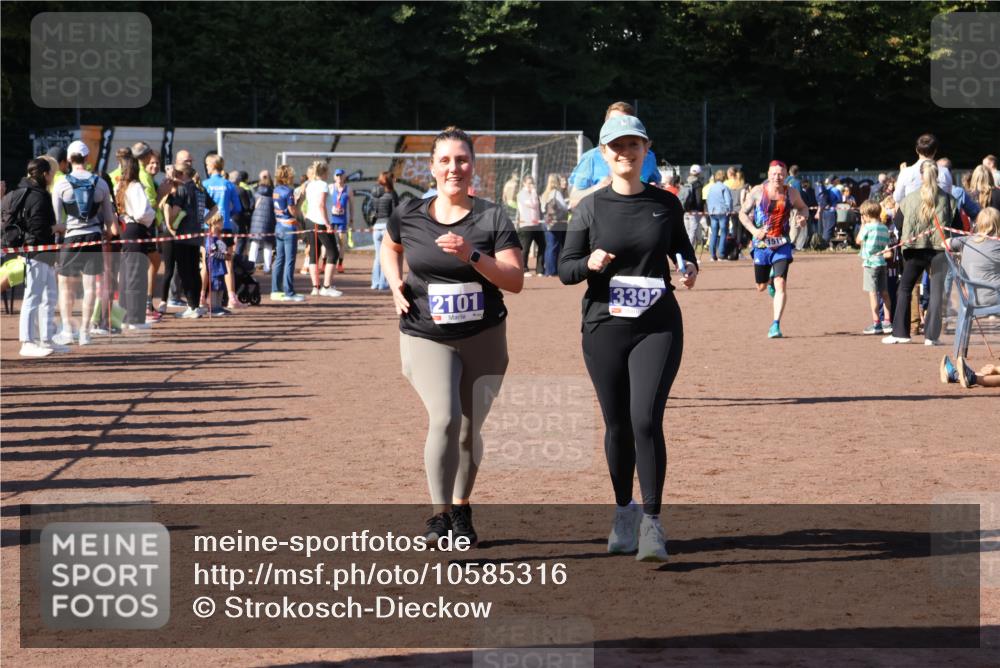 27.09.2026 - 35. Volkslauf durch das schöne Alstertal Strokosch-Dieckow http://msf.ph/oto/10585316 27.09.2026 11:47:10 Ziel 1010, 1473, 1511, 2101, 3392 meine-sportfotos.de
