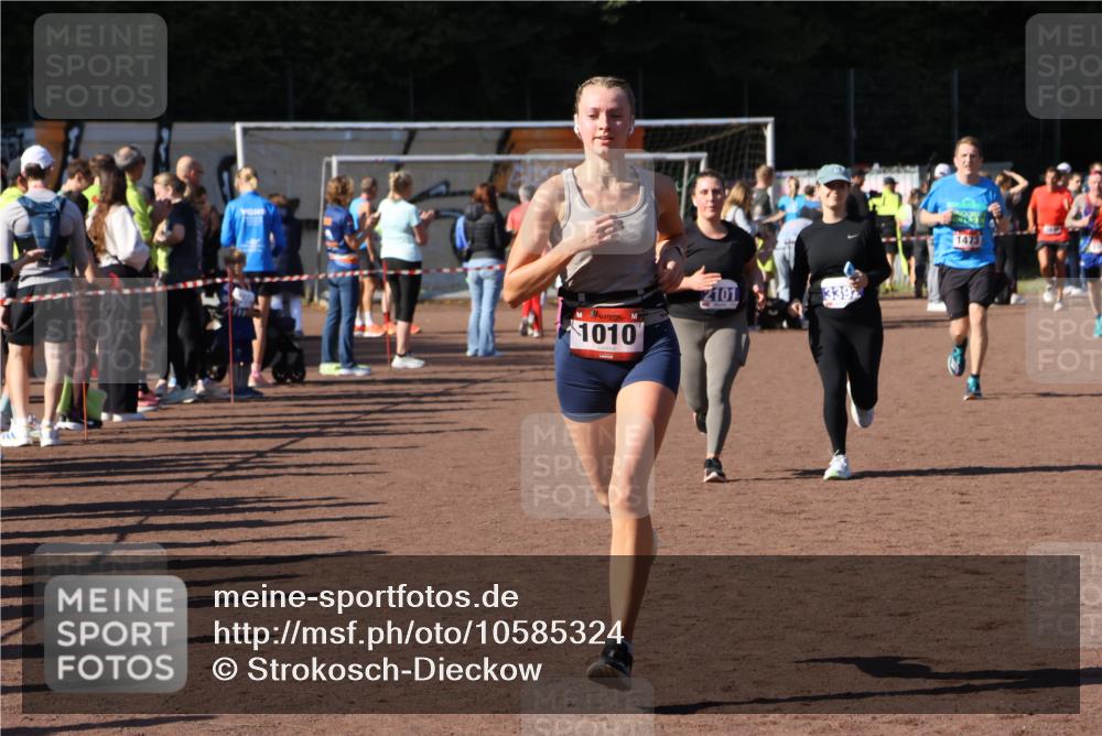 27.09.2026 - 35. Volkslauf durch das schöne Alstertal Strokosch-Dieckow http://msf.ph/oto/10585324 27.09.2026 11:47:06 Ziel 1010, 1473, 2101, 3392 meine-sportfotos.de