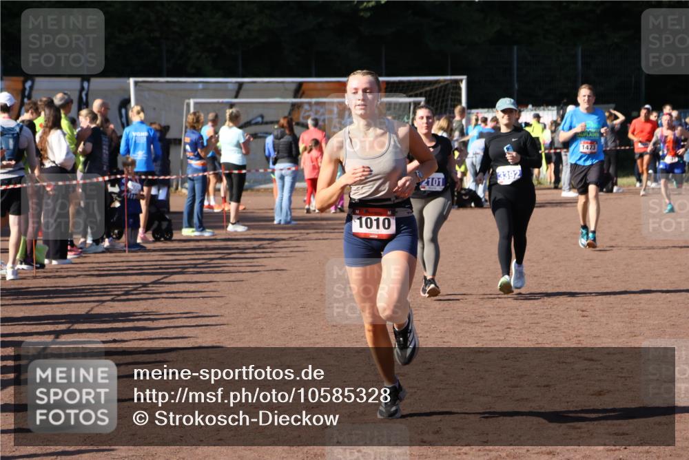 27.09.2026 - 35. Volkslauf durch das schöne Alstertal Strokosch-Dieckow http://msf.ph/oto/10585328 27.09.2026 11:47:06 Ziel 1010, 1473, 2101, 3392 meine-sportfotos.de