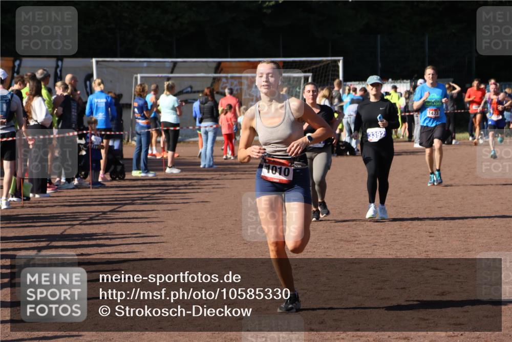 27.09.2026 - 35. Volkslauf durch das schöne Alstertal Strokosch-Dieckow http://msf.ph/oto/10585330 27.09.2026 11:47:06 Ziel 1010, 1473, 2101, 3392 meine-sportfotos.de