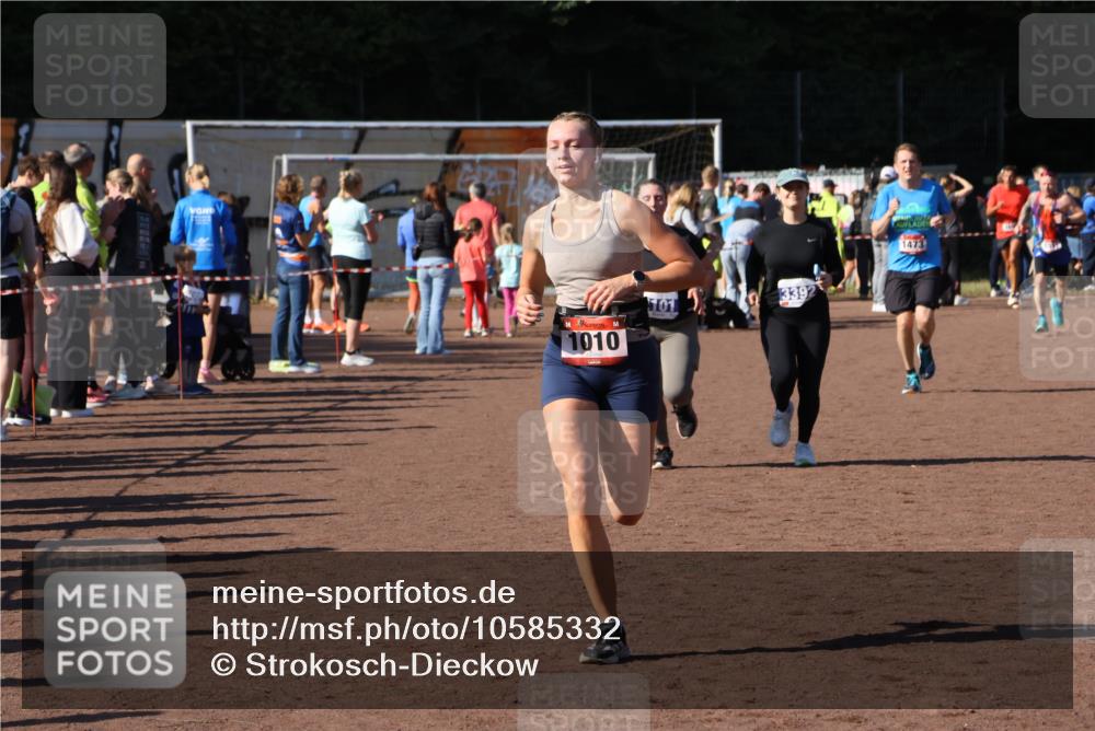 27.09.2026 - 35. Volkslauf durch das schöne Alstertal Strokosch-Dieckow http://msf.ph/oto/10585332 27.09.2026 11:47:06 Ziel 1010, 1473, 2101, 3392 meine-sportfotos.de