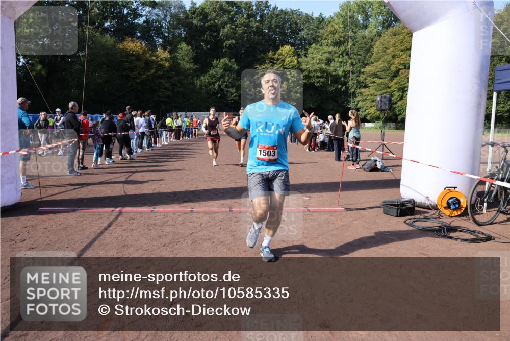 27.09.2026 - 35. Volkslauf durch das schöne Alstertal Strokosch-Dieckow http://msf.ph/oto/10585335 27.09.2026 11:49:18 Ziel 1009, 1018, 1455, 1475, 1503, 2982 meine-sportfotos.de
