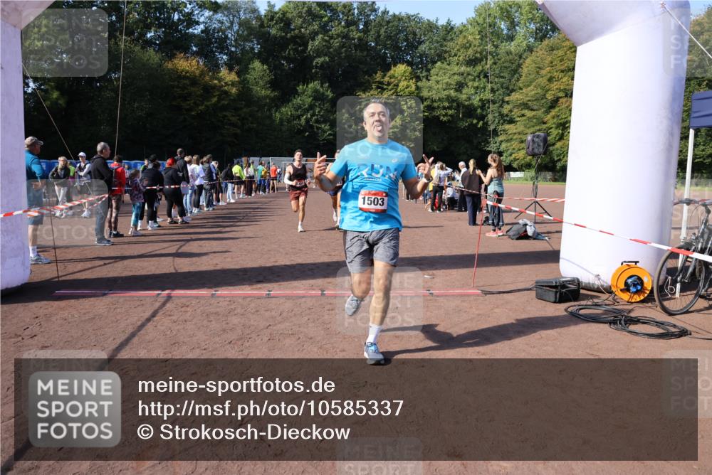 27.09.2026 - 35. Volkslauf durch das schöne Alstertal Strokosch-Dieckow http://msf.ph/oto/10585337 27.09.2026 11:49:18 Ziel 1009, 1018, 1455, 1475, 1503, 2982 meine-sportfotos.de