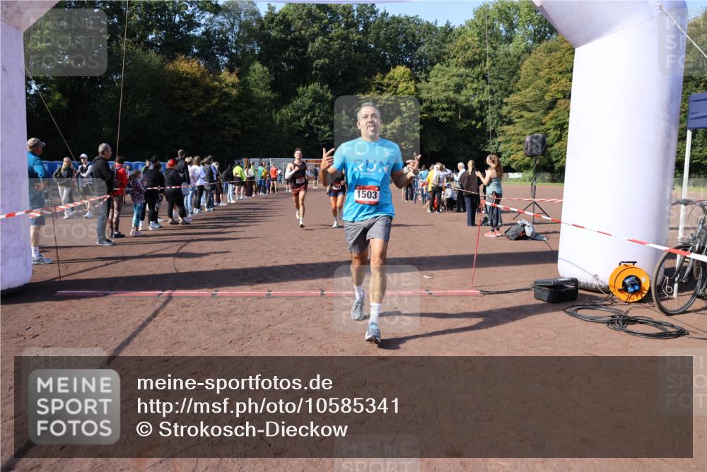 27.09.2026 - 35. Volkslauf durch das schöne Alstertal Strokosch-Dieckow http://msf.ph/oto/10585341 27.09.2026 11:49:18 Ziel 1009, 1018, 1455, 1475, 1503, 2982 meine-sportfotos.de