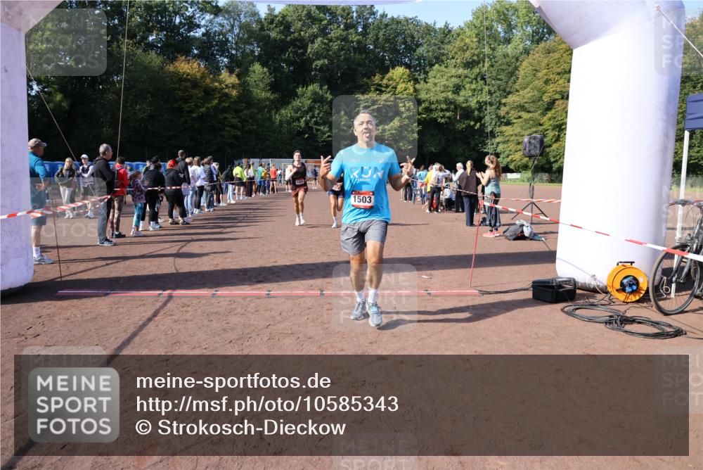 27.09.2026 - 35. Volkslauf durch das schöne Alstertal Strokosch-Dieckow http://msf.ph/oto/10585343 27.09.2026 11:49:18 Ziel 1009, 1018, 1455, 1475, 1503, 2982 meine-sportfotos.de