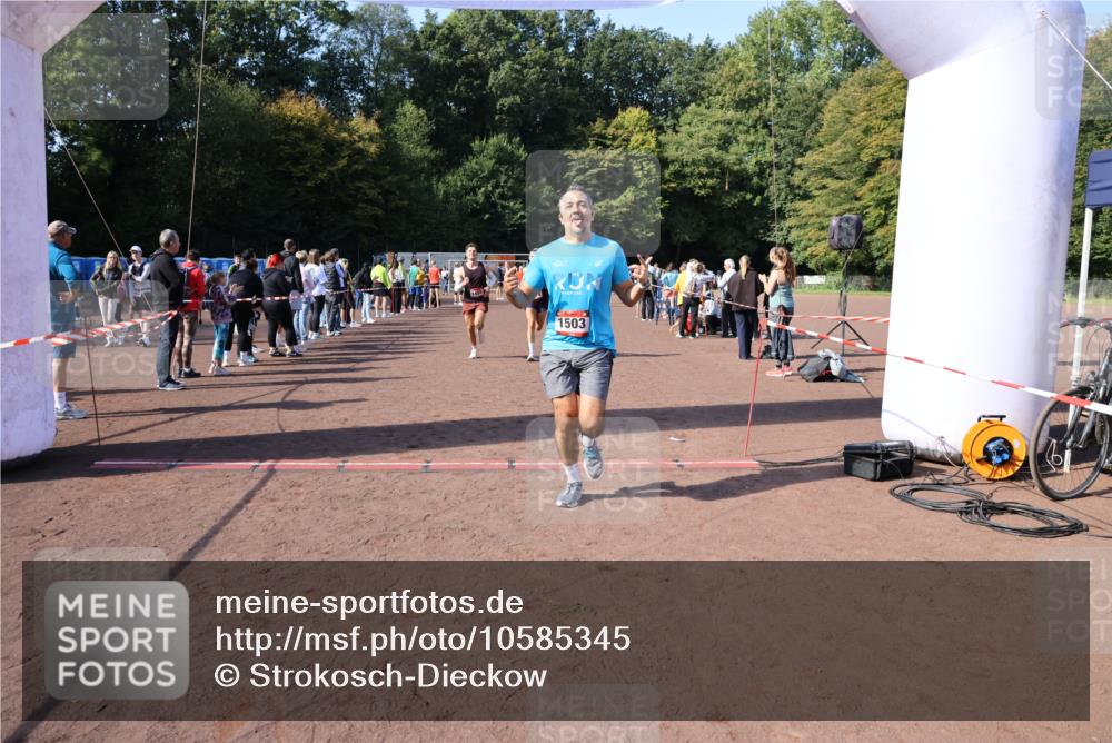 27.09.2026 - 35. Volkslauf durch das schöne Alstertal Strokosch-Dieckow http://msf.ph/oto/10585345 27.09.2026 11:49:18 Ziel 1009, 1018, 1455, 1475, 1503, 2982 meine-sportfotos.de