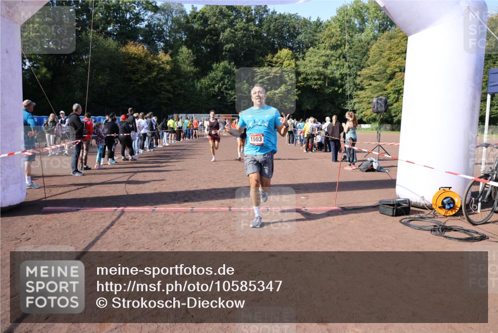 27.09.2026 - 35. Volkslauf durch das schöne Alstertal Strokosch-Dieckow http://msf.ph/oto/10585347 27.09.2026 11:49:18 Ziel 1009, 1018, 1455, 1475, 1503, 2982 meine-sportfotos.de