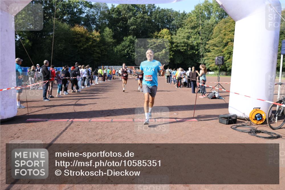 27.09.2026 - 35. Volkslauf durch das schöne Alstertal Strokosch-Dieckow http://msf.ph/oto/10585351 27.09.2026 11:49:18 Ziel 1009, 1018, 1455, 1475, 1503, 2982 meine-sportfotos.de