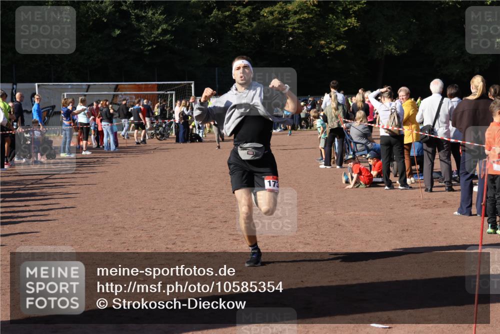 27.09.2026 - 35. Volkslauf durch das schöne Alstertal Strokosch-Dieckow http://msf.ph/oto/10585354 27.09.2026 11:46:59 Ziel 1010, 1734 meine-sportfotos.de