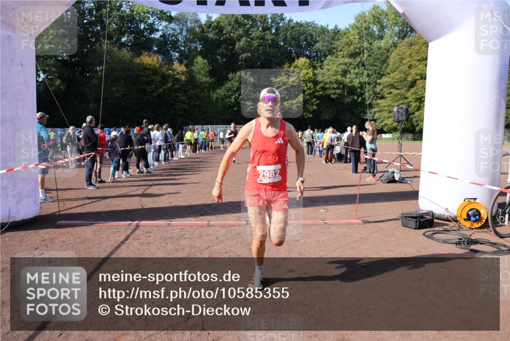 27.09.2026 - 35. Volkslauf durch das schöne Alstertal Strokosch-Dieckow http://msf.ph/oto/10585355 27.09.2026 11:49:17 Ziel 1018, 1455, 1475, 1503, 2982 meine-sportfotos.de