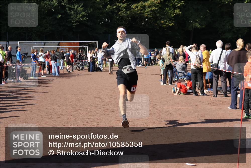 27.09.2026 - 35. Volkslauf durch das schöne Alstertal Strokosch-Dieckow http://msf.ph/oto/10585358 27.09.2026 11:46:59 Ziel 1010, 1734 meine-sportfotos.de