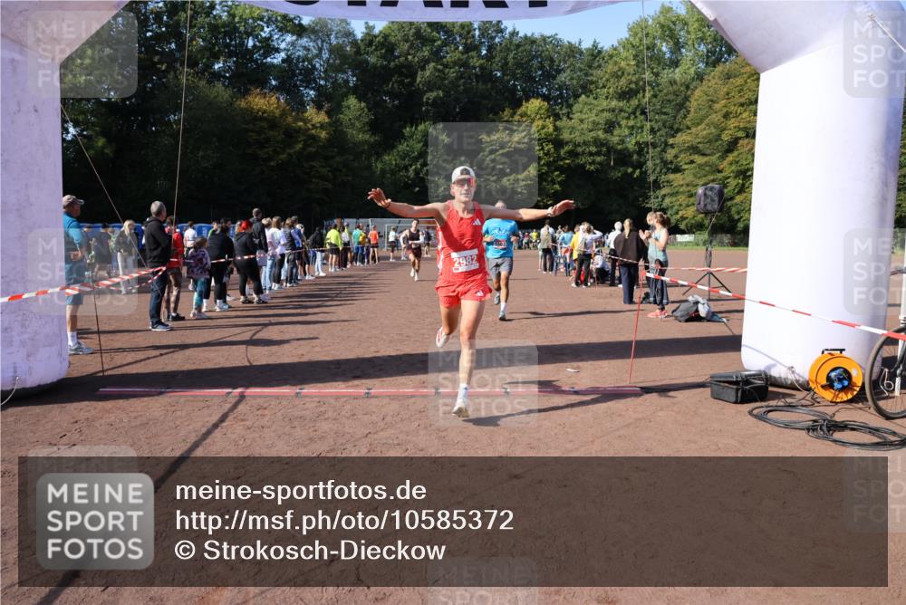 27.09.2026 - 35. Volkslauf durch das schöne Alstertal Strokosch-Dieckow http://msf.ph/oto/10585372 27.09.2026 11:49:16 Ziel 1018, 1455, 1503, 2982 meine-sportfotos.de