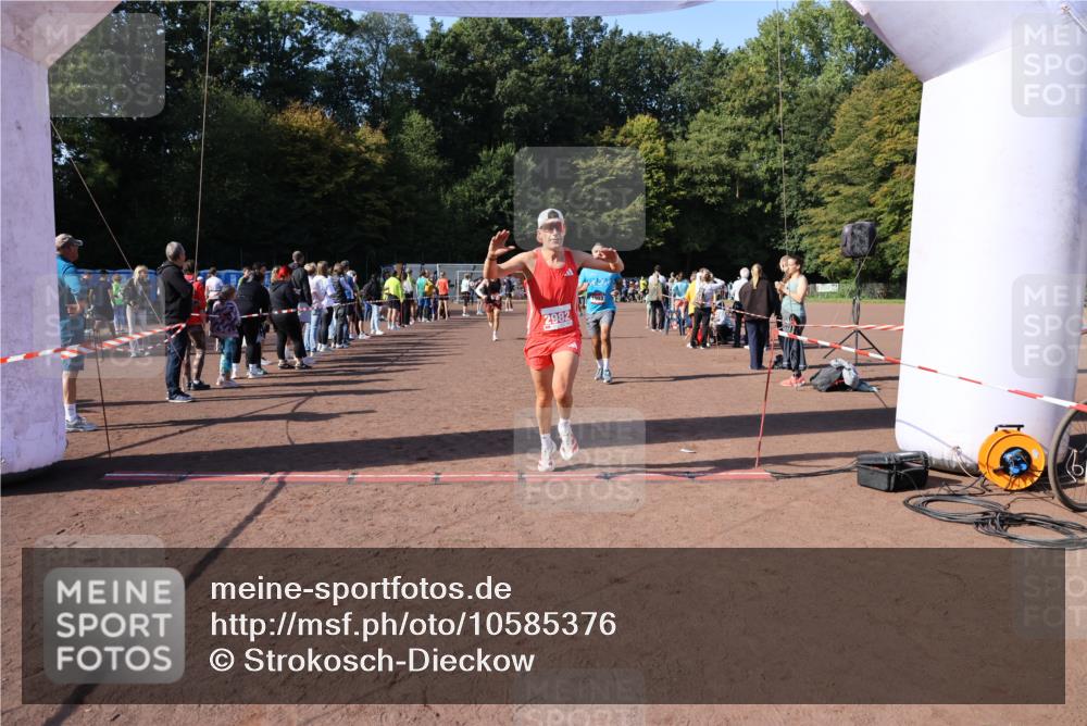 27.09.2026 - 35. Volkslauf durch das schöne Alstertal Strokosch-Dieckow http://msf.ph/oto/10585376 27.09.2026 11:49:16 Ziel 1018, 1455, 1503, 2982 meine-sportfotos.de