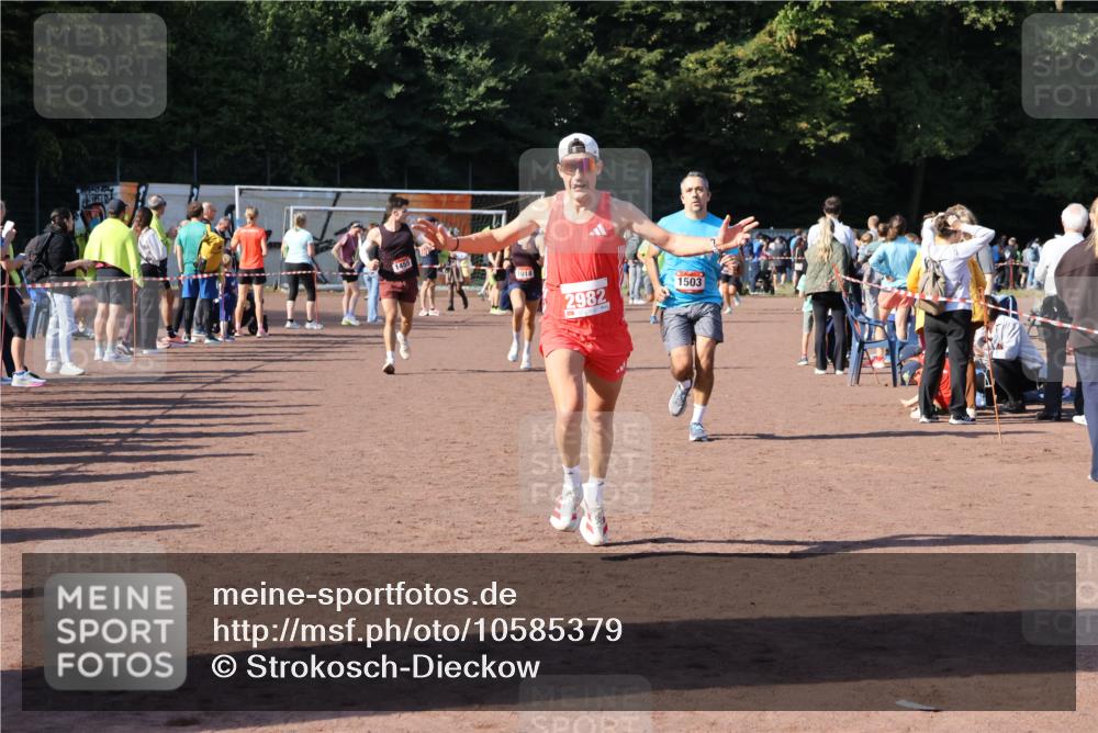 27.09.2026 - 35. Volkslauf durch das schöne Alstertal Strokosch-Dieckow http://msf.ph/oto/10585379 27.09.2026 11:49:15 Ziel 1018, 1455, 1503, 2982 meine-sportfotos.de