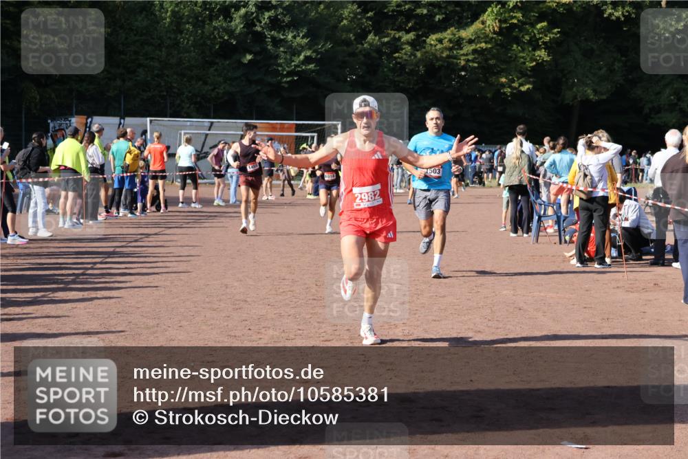 27.09.2026 - 35. Volkslauf durch das schöne Alstertal Strokosch-Dieckow http://msf.ph/oto/10585381 27.09.2026 11:49:15 Ziel 1018, 1455, 1503, 2982 meine-sportfotos.de