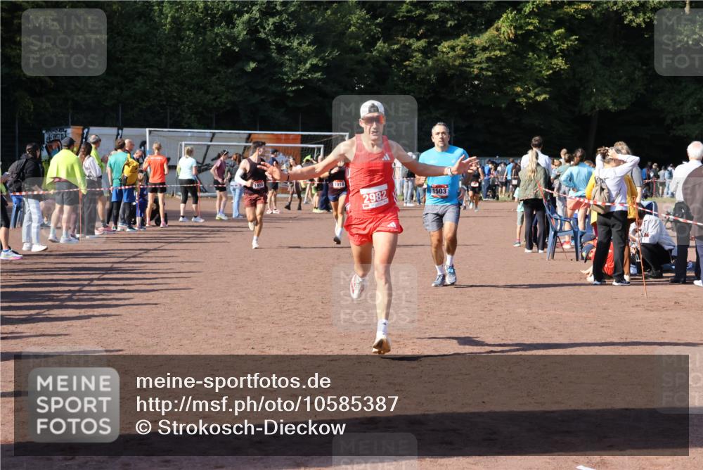 27.09.2026 - 35. Volkslauf durch das schöne Alstertal Strokosch-Dieckow http://msf.ph/oto/10585387 27.09.2026 11:49:15 Ziel 1018, 1455, 1503, 2982 meine-sportfotos.de