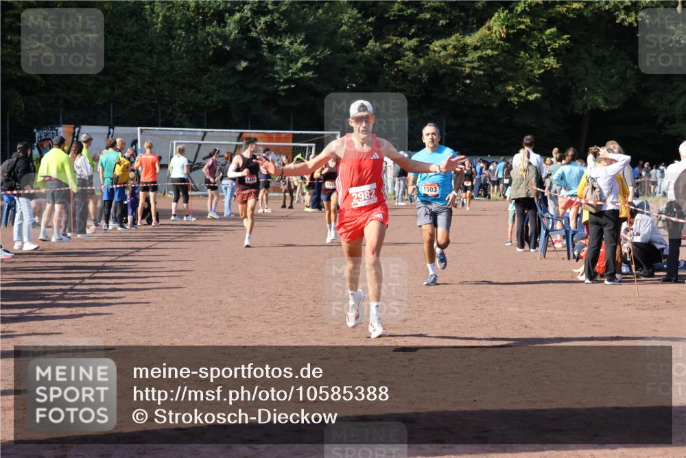 27.09.2026 - 35. Volkslauf durch das schöne Alstertal Strokosch-Dieckow http://msf.ph/oto/10585388 27.09.2026 11:49:15 Ziel 1018, 1455, 1503, 2982 meine-sportfotos.de