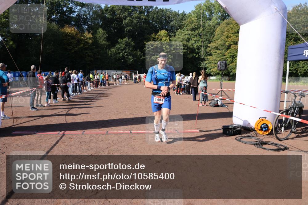 27.09.2026 - 35. Volkslauf durch das schöne Alstertal Strokosch-Dieckow http://msf.ph/oto/10585400 27.09.2026 11:49:10 Ziel 1484, 1503, 2982 meine-sportfotos.de