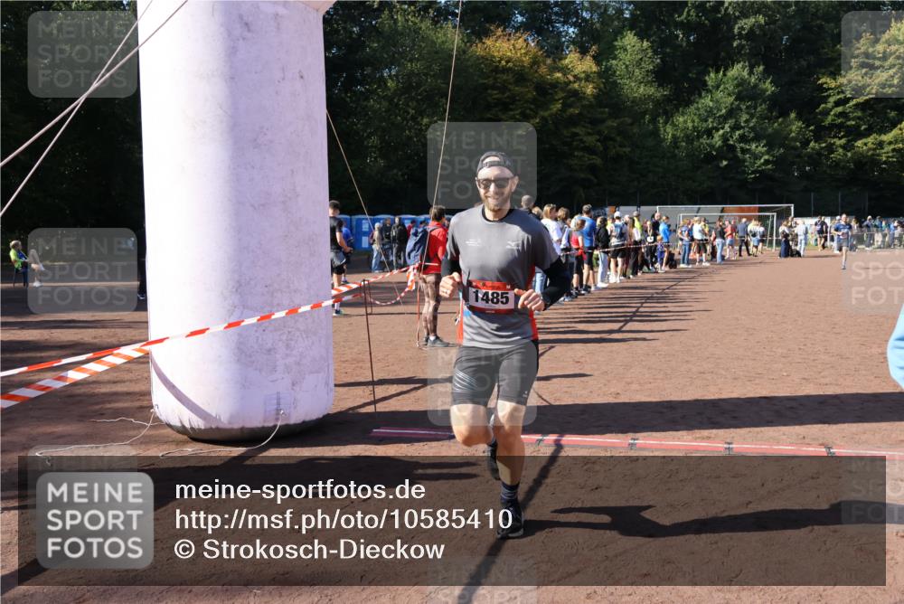 27.09.2026 - 35. Volkslauf durch das schöne Alstertal Strokosch-Dieckow http://msf.ph/oto/10585410 27.09.2026 11:46:45 Ziel 1485, 1505, 3161 meine-sportfotos.de