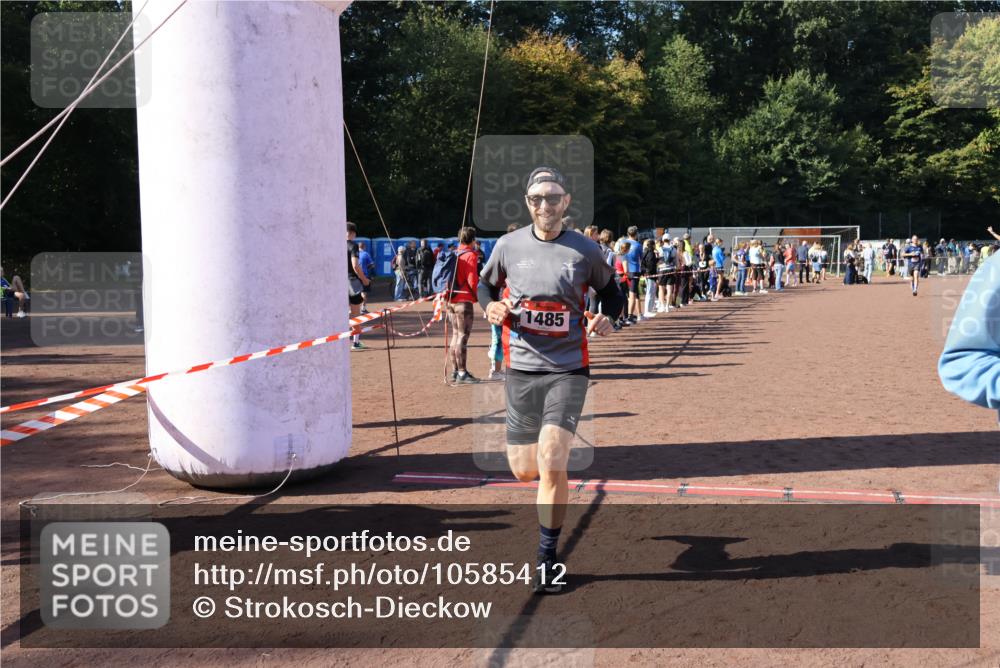 27.09.2026 - 35. Volkslauf durch das schöne Alstertal Strokosch-Dieckow http://msf.ph/oto/10585412 27.09.2026 11:46:45 Ziel 1485, 1505, 3161 meine-sportfotos.de