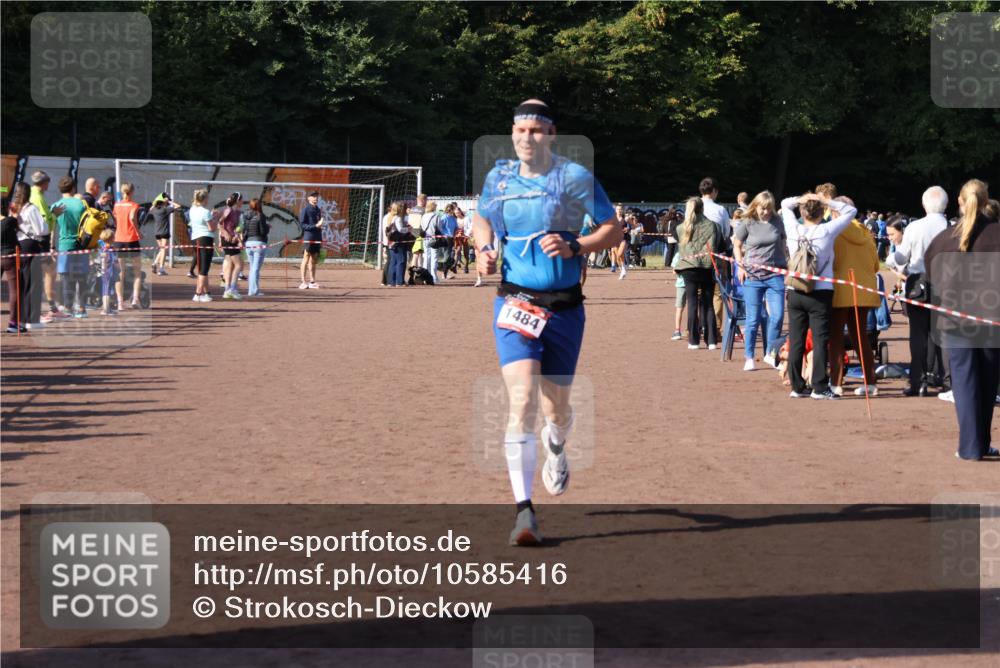 27.09.2026 - 35. Volkslauf durch das schöne Alstertal Strokosch-Dieckow http://msf.ph/oto/10585416 27.09.2026 11:49:09 Ziel 1484, 1503, 2982 meine-sportfotos.de