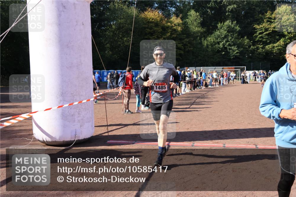 27.09.2026 - 35. Volkslauf durch das schöne Alstertal Strokosch-Dieckow http://msf.ph/oto/10585417 27.09.2026 11:46:44 Ziel 1485, 1505, 3161 meine-sportfotos.de