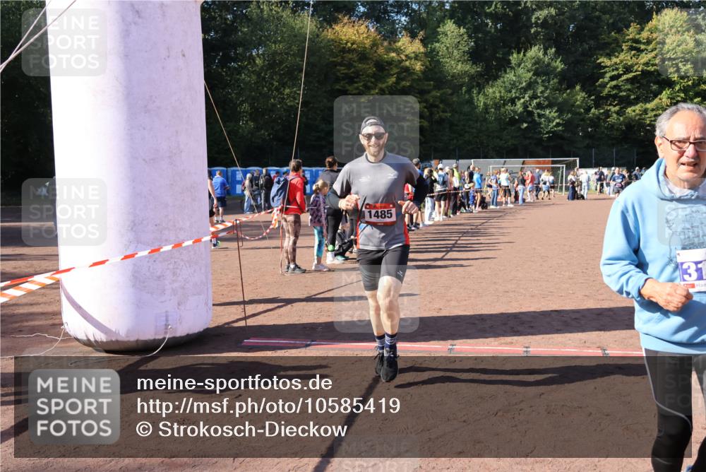 27.09.2026 - 35. Volkslauf durch das schöne Alstertal Strokosch-Dieckow http://msf.ph/oto/10585419 27.09.2026 11:46:44 Ziel 1485, 1505, 3161 meine-sportfotos.de