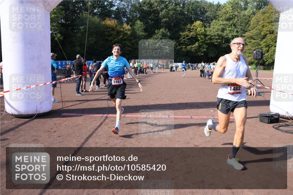 27.09.2026 - 35. Volkslauf durch das schöne Alstertal Strokosch-Dieckow http://msf.ph/oto/10585420 27.09.2026 11:49:04 Ziel 1462, 1482, 1484 meine-sportfotos.de
