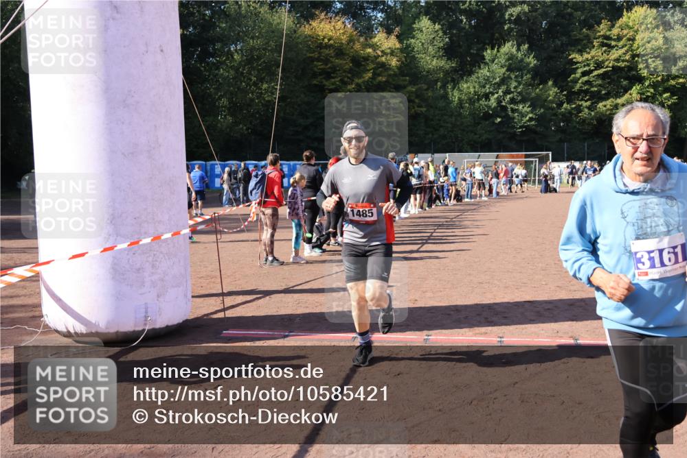 27.09.2026 - 35. Volkslauf durch das schöne Alstertal Strokosch-Dieckow http://msf.ph/oto/10585421 27.09.2026 11:46:44 Ziel 1485, 1505, 3161 meine-sportfotos.de