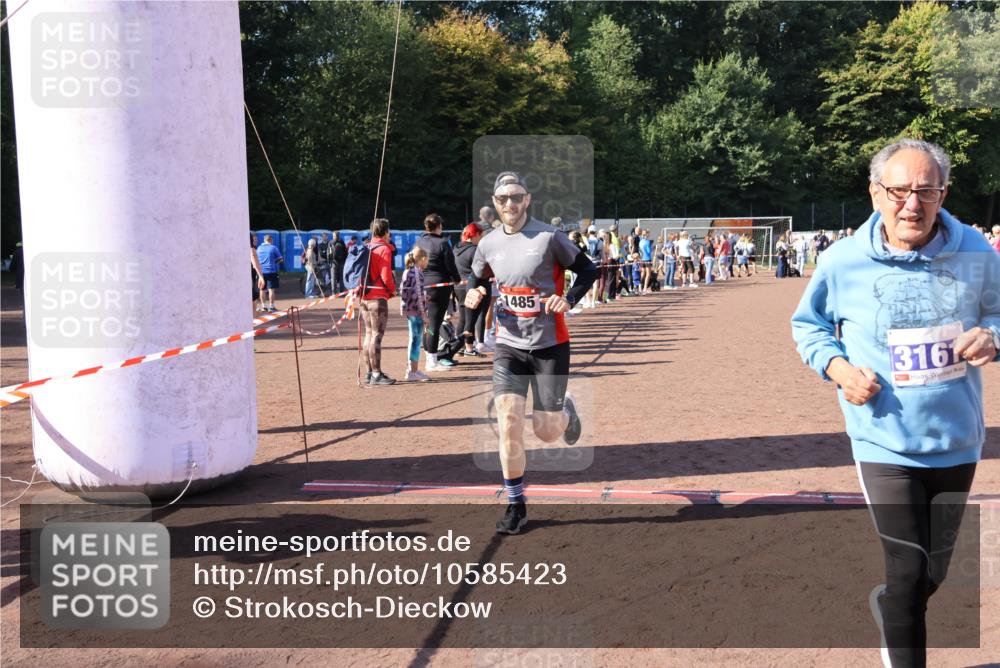 27.09.2026 - 35. Volkslauf durch das schöne Alstertal Strokosch-Dieckow http://msf.ph/oto/10585423 27.09.2026 11:46:44 Ziel 1485, 1505, 3161 meine-sportfotos.de