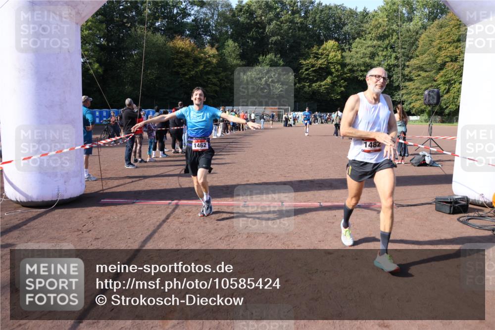 27.09.2026 - 35. Volkslauf durch das schöne Alstertal Strokosch-Dieckow http://msf.ph/oto/10585424 27.09.2026 11:49:03 Ziel 1462, 1482, 1484 meine-sportfotos.de