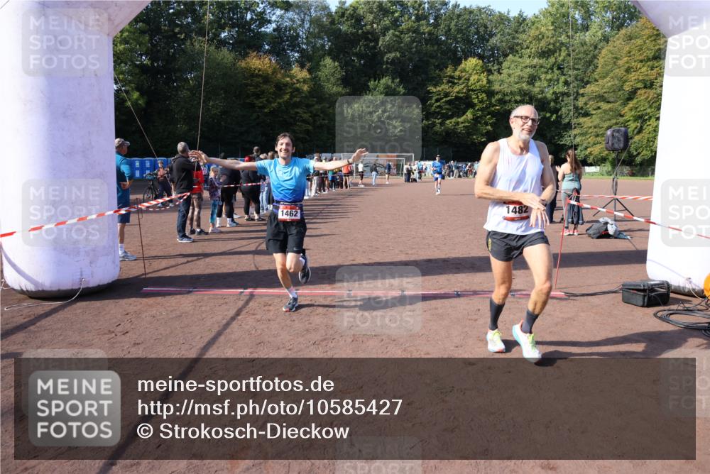 27.09.2026 - 35. Volkslauf durch das schöne Alstertal Strokosch-Dieckow http://msf.ph/oto/10585427 27.09.2026 11:49:03 Ziel 1462, 1482, 1484 meine-sportfotos.de