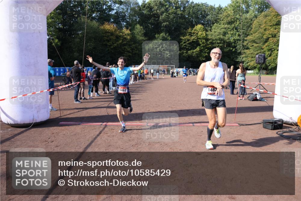 27.09.2026 - 35. Volkslauf durch das schöne Alstertal Strokosch-Dieckow http://msf.ph/oto/10585429 27.09.2026 11:49:03 Ziel 1462, 1482, 1484 meine-sportfotos.de