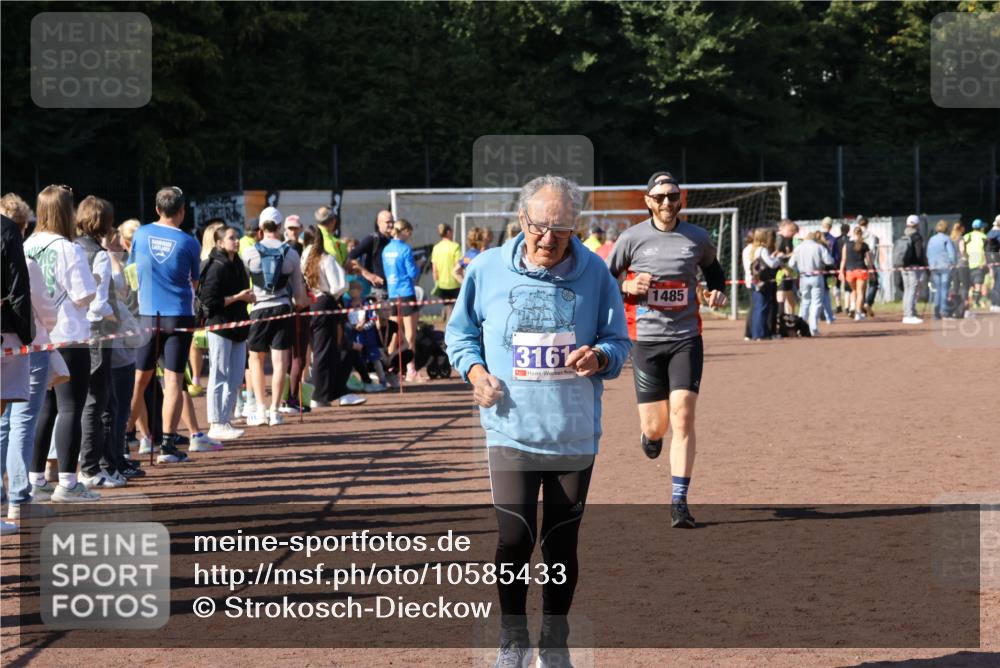 27.09.2026 - 35. Volkslauf durch das schöne Alstertal Strokosch-Dieckow http://msf.ph/oto/10585433 27.09.2026 11:46:41 Ziel 1485, 3161, 3952 meine-sportfotos.de